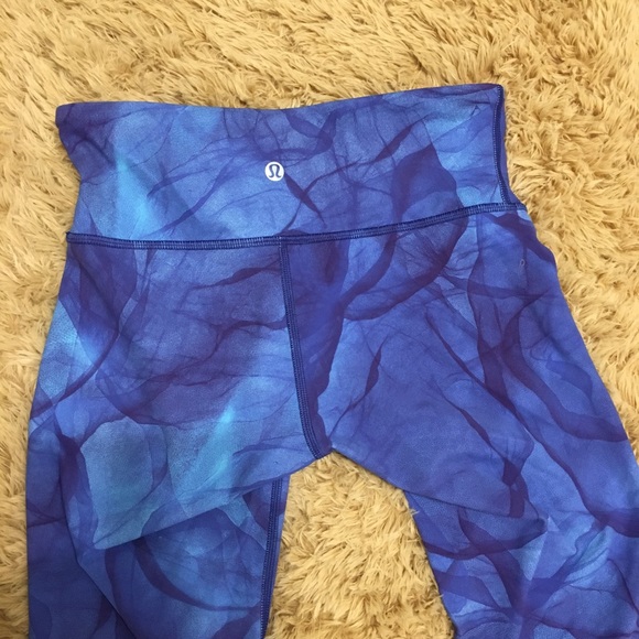 Lululemon water color blue tight crop legging - Picture 2 of 3